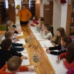 Dwie ćwiartki żółtej cytryny. Praca dzieci którą wykonały na zajęciach długopisem 3D.