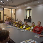 Kobiety siedzące przy stole