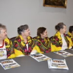 Kobiety siedzące przy stole