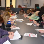 Kobiety siedzące przy stole