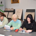 Kobiety siedzące przy stole