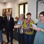 Trzy kobiety i trzech mężczyzn stojących obok siebie