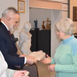 Mężczyzna w Garniturze, wręcz pudełko kobiecie