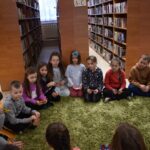 151 Dwa magnesy – kotki zrobione przez dzieci na zajęciach w bibliotece. Jeden szary z czerwonym noskiem, językiem, uszami i czarnymi wąsami. Drugi brązowy z różowymi uszkami, nosem, językiem oraz ruchomymi oczkami.