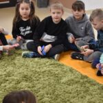 152 Cztery kotki fioletowy, biały, szary, różowy.