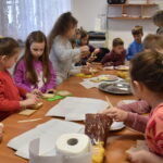 157 Dwa kotki beżowe zrobione przez dzieci.