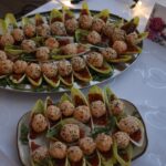 Poczęstunek na paterach.