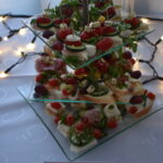 Poczęstunek na paterach.