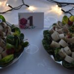 Poczęstunek na paterach.