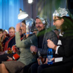 Kobieta oraz mężczyzna z folią na głowie