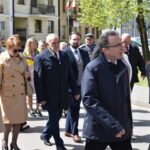 Kilkanaście osób maszerujących w pochodzie