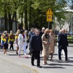 Kilkanaście osób maszerujących w pochodzie