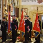 Poczty sztandarowe w kościele