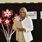 Kobieta w białym garniturze