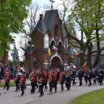 Orkiestra dęta maszerująca ulicą