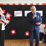 Mężczyzna, obok kobieta