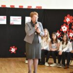 Kobieta trzymająca mikrofon