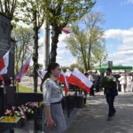 Mężczyzna składający kwiaty