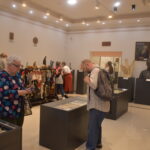 Zwiedzający w muzeum