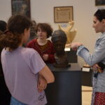 Kilka osób przy rzeżbie