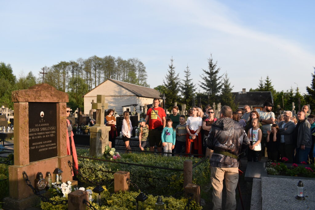 Kilkanaście osób na cmentarzu