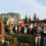 Kilkanaście osób na cmentarzu