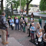 Mężczyzna przemawiający do ludzi