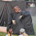 Aktorka w przebraniu czarownicy