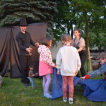 Kilkuletnie dziewczynki z marionetką