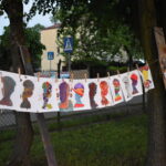 Rysunki zawieszone na drzewie