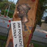 Zdjęcie rzeźby na drzewie