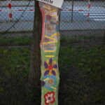 Deska oparta o drzewo