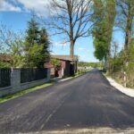 Stabilizacja na drodze. Droga asfaltowa. z lewej strony drzewa.