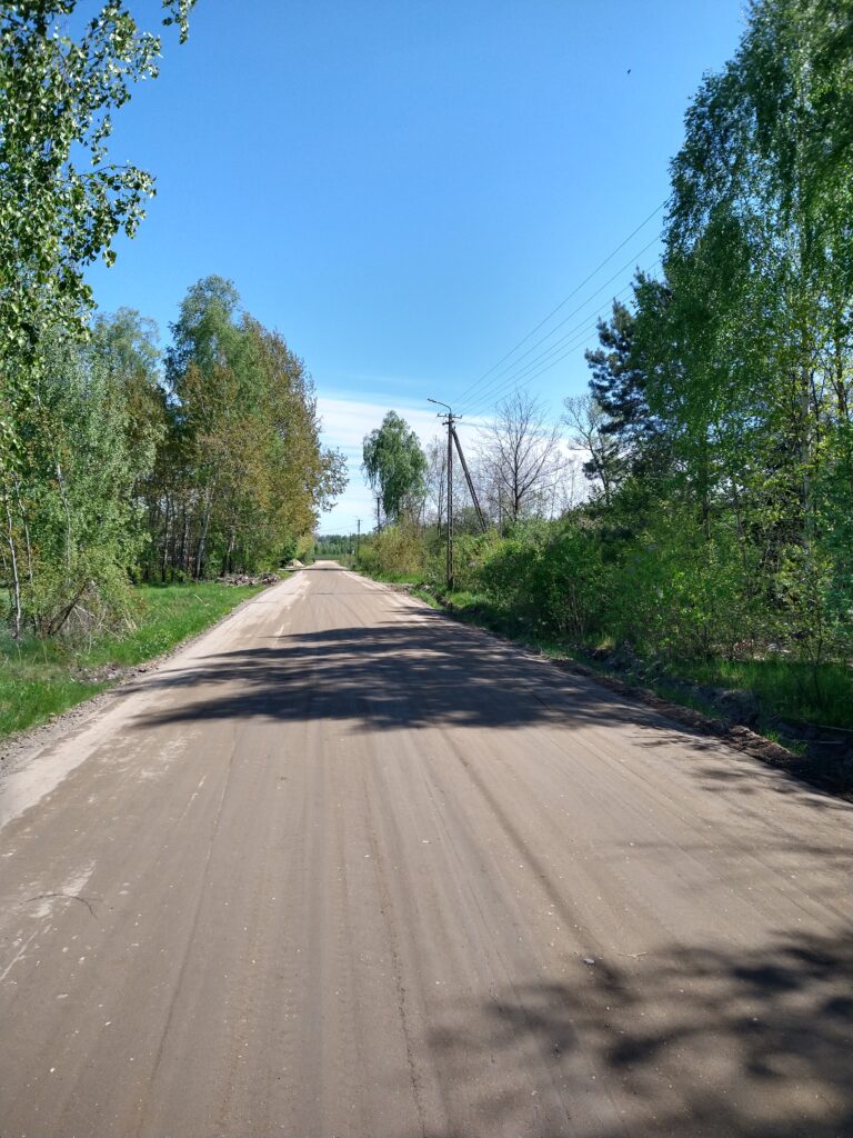 Stabilizacja na drodze. Droga asfaltowa. z lewej strony drzewa.