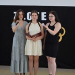 Trzy dziewczyny śpiewające