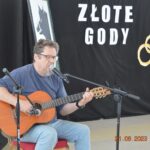 mezczyzna grajacy na gitarze