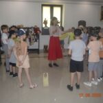 Marionetka - męzczyzna w czerwonym swetrze