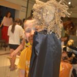 chłopiec trzymający kukle