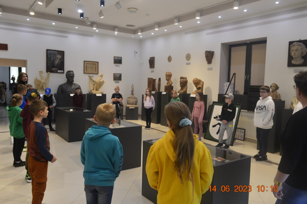 grupa dzieci w sali muzealnej