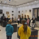 grupa dzieci w sali muzealnej