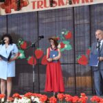 trzy osoby na scenie