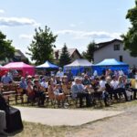 widownia w tle parasole