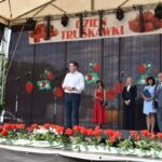 kobieta w granatowym garniturze