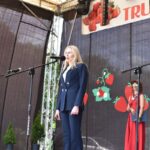 kobieta w granatowym garniturze