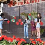 kilkanaście osób na scenie