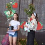 kilkanaście osób na scenie