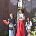 kilkanaście osób na scenie