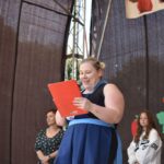 kilkanaście osób na scenie