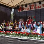 kobiety w czerwonych sukienkach