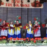 kobiety w czerwonych sukienkach